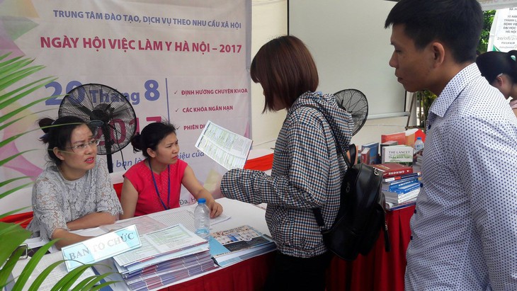 Ngày hội việc làm của Trường ĐH Y Hà Nội: Các bệnh viện cam kết đãi ngộ bác sĩ giỏi