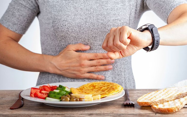 Nhịn ăn chỉ uống nước có giúp giảm cân và thải độc cơ thể?- Ảnh 2.