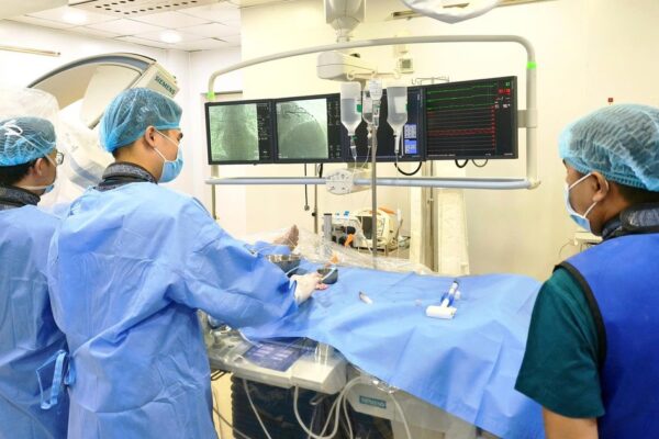 Hút thuốc lá nhiều năm, người đàn ông 45 tuổi suýt tử vong vì tắc cùng lúc 2 mạch vành nuôi tim