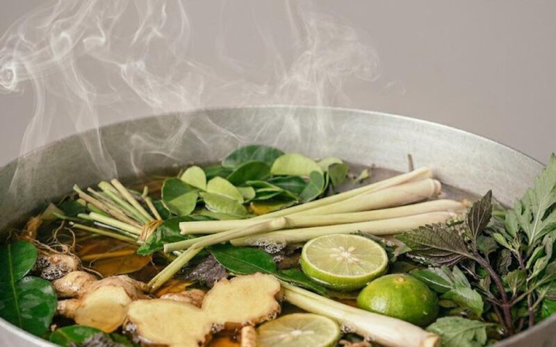 Xông lá giải cảm mùa hè: Khi nào nên và không nên áp dụng?