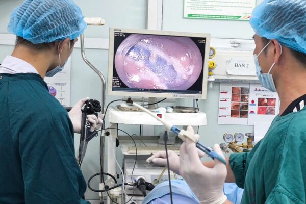Cứ nghĩ bị trĩ, người phụ nữ bất ngờ phát hiện khối polyp lớn trong trực tràng