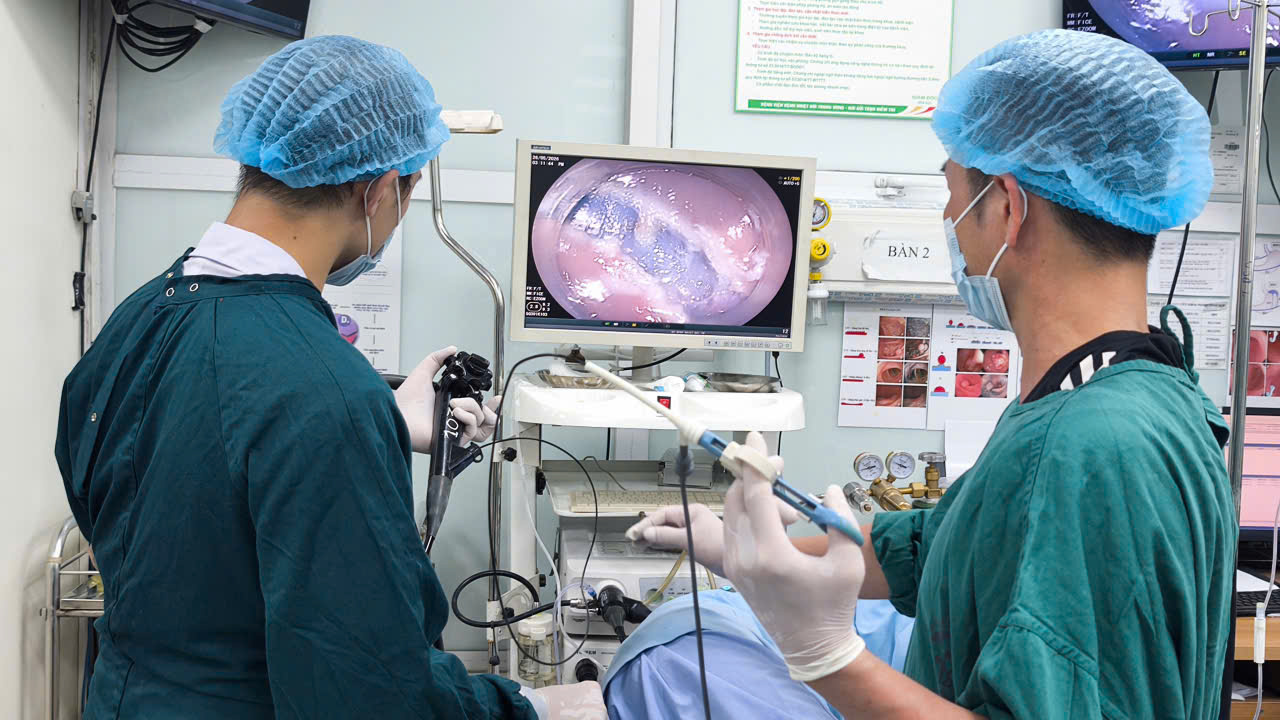 Cứ nghĩ bị trĩ, người phụ nữ bất ngờ phát hiện khối polyp lớn trong trực tràng- Ảnh 2.