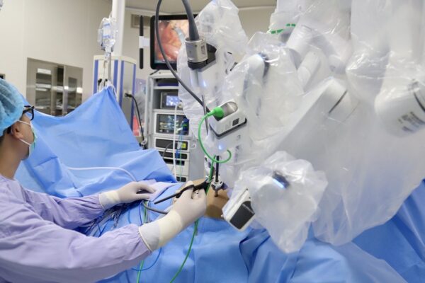 Chủ quan với dấu hiệu đi ngoài ra máu, người đàn ông 42 tuổi ‘sốc’ vì ung thư trực tràng