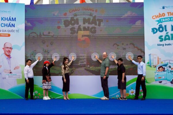 Phía sau những đôi mắt sáng: Khi y học được thắp sáng bằng trái tim