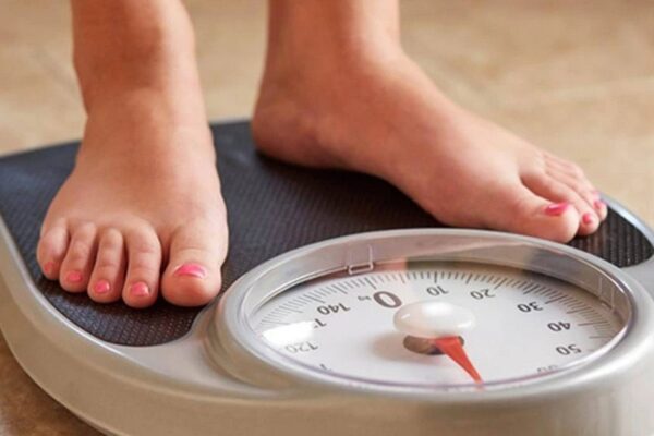Tại sao phụ nữ tiền mãn kinh dễ bị phù chân?