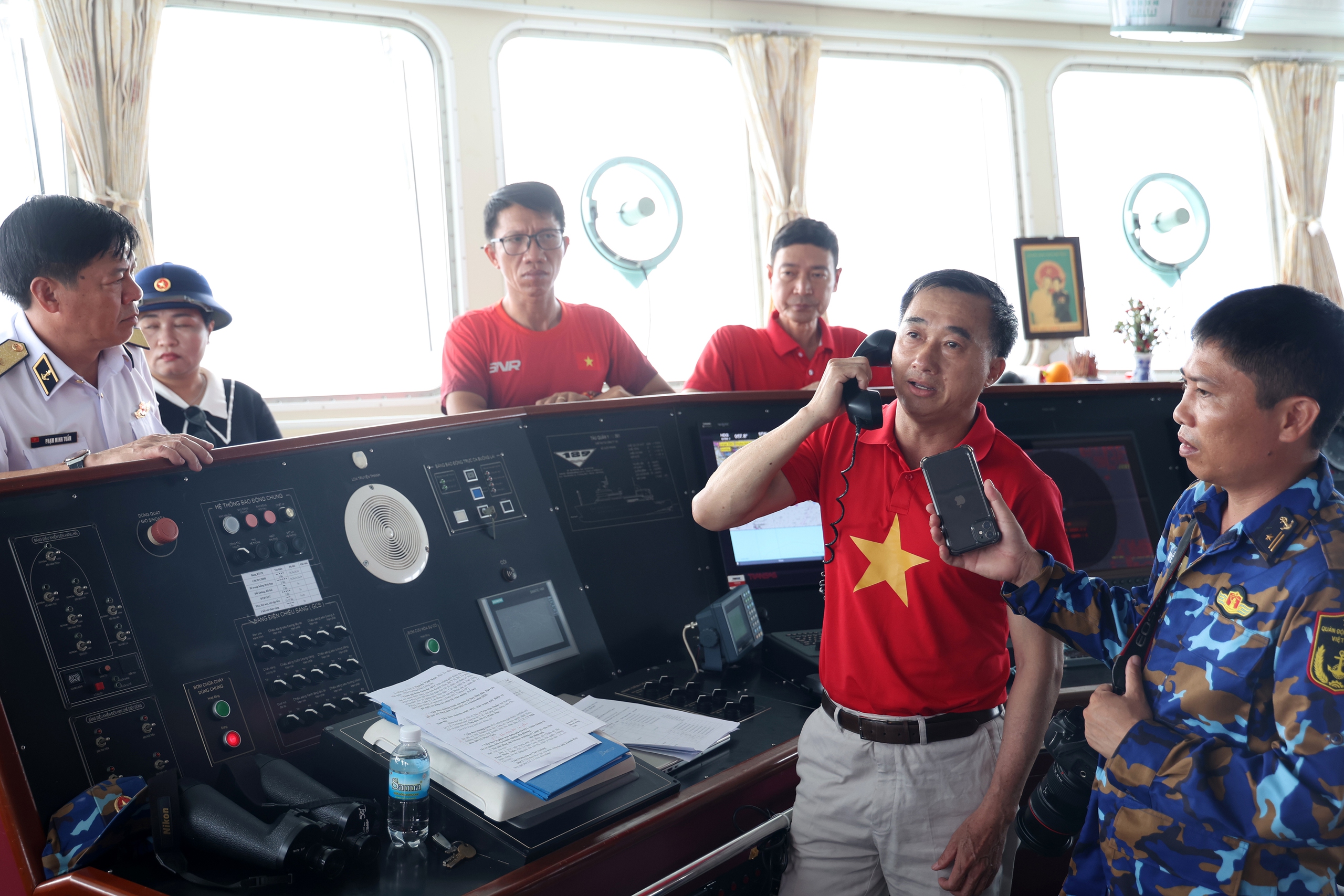 Thứ trưởng Trần Văn Thuấn: Sự cống hiến của cán bộ y tế ở Trường Sa là nguồn nội lực mạnh mẽ để phát triển hệ thống y tế biển đảo- Ảnh 3.