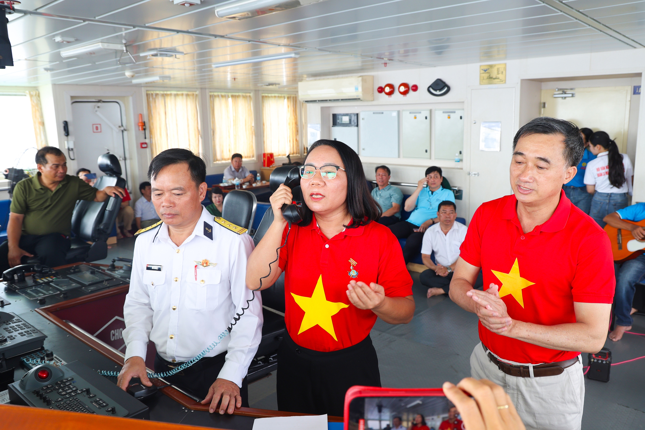 Thứ trưởng Trần Văn Thuấn: Sự cống hiến của cán bộ y tế ở Trường Sa là nguồn nội lực mạnh mẽ để phát triển hệ thống y tế biển đảo- Ảnh 7.