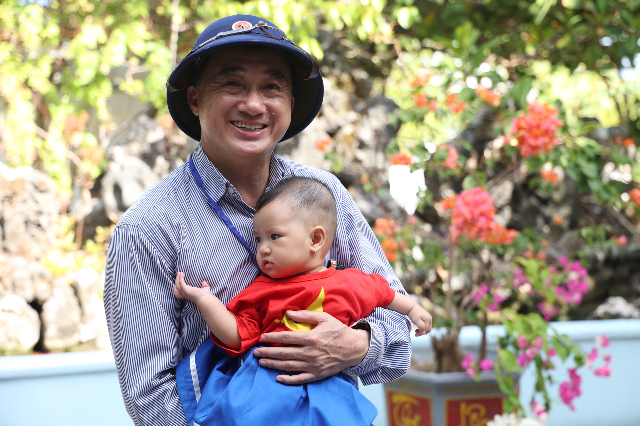 Thứ trưởng Trần Văn Thuấn: Sự cống hiến của cán bộ y tế ở Trường Sa là nguồn nội lực mạnh mẽ để phát triển hệ thống y tế biển đảo- Ảnh 11.