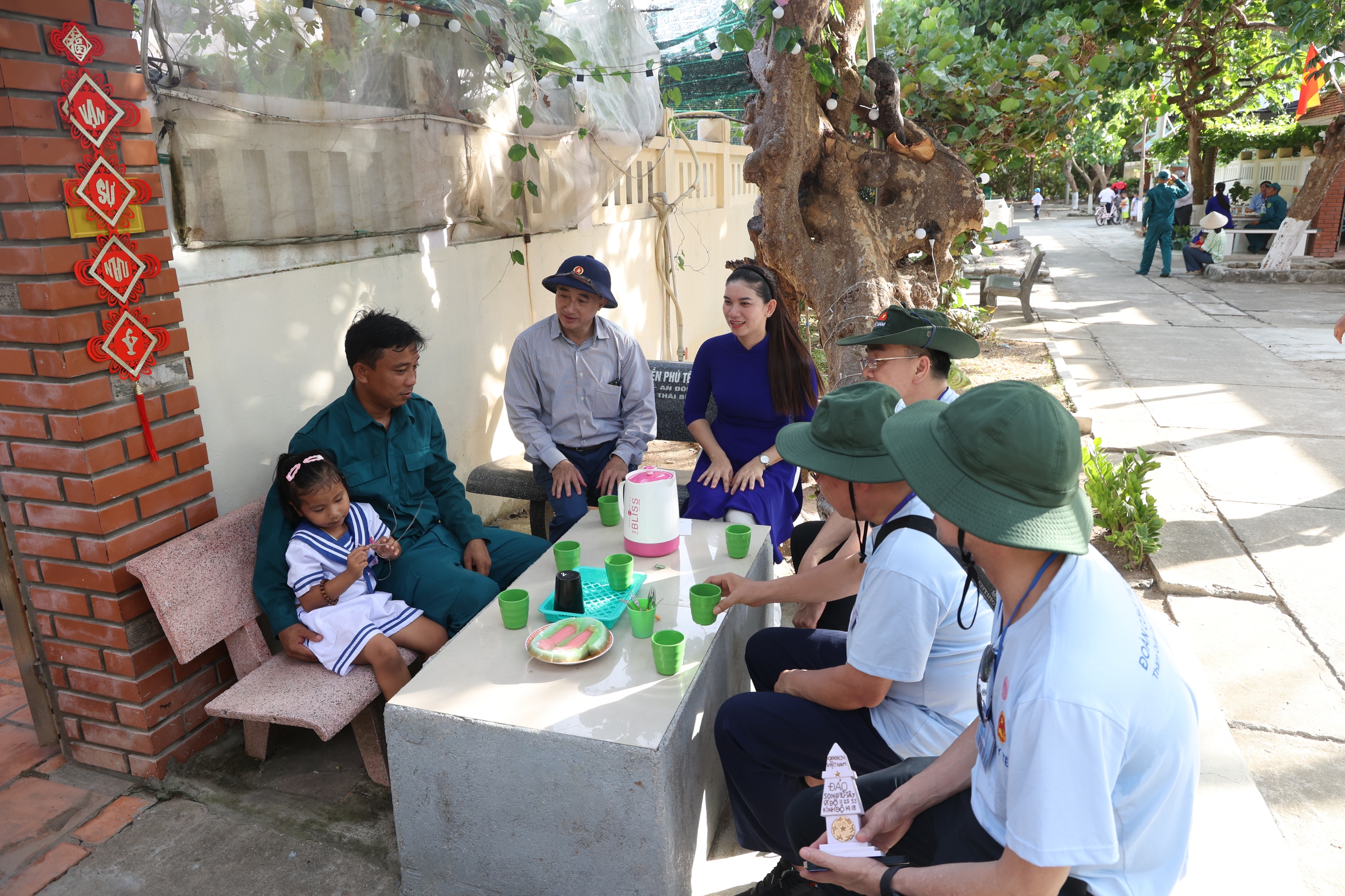 Thứ trưởng Trần Văn Thuấn: Sự cống hiến của cán bộ y tế ở Trường Sa là nguồn nội lực mạnh mẽ để phát triển hệ thống y tế biển đảo- Ảnh 5.