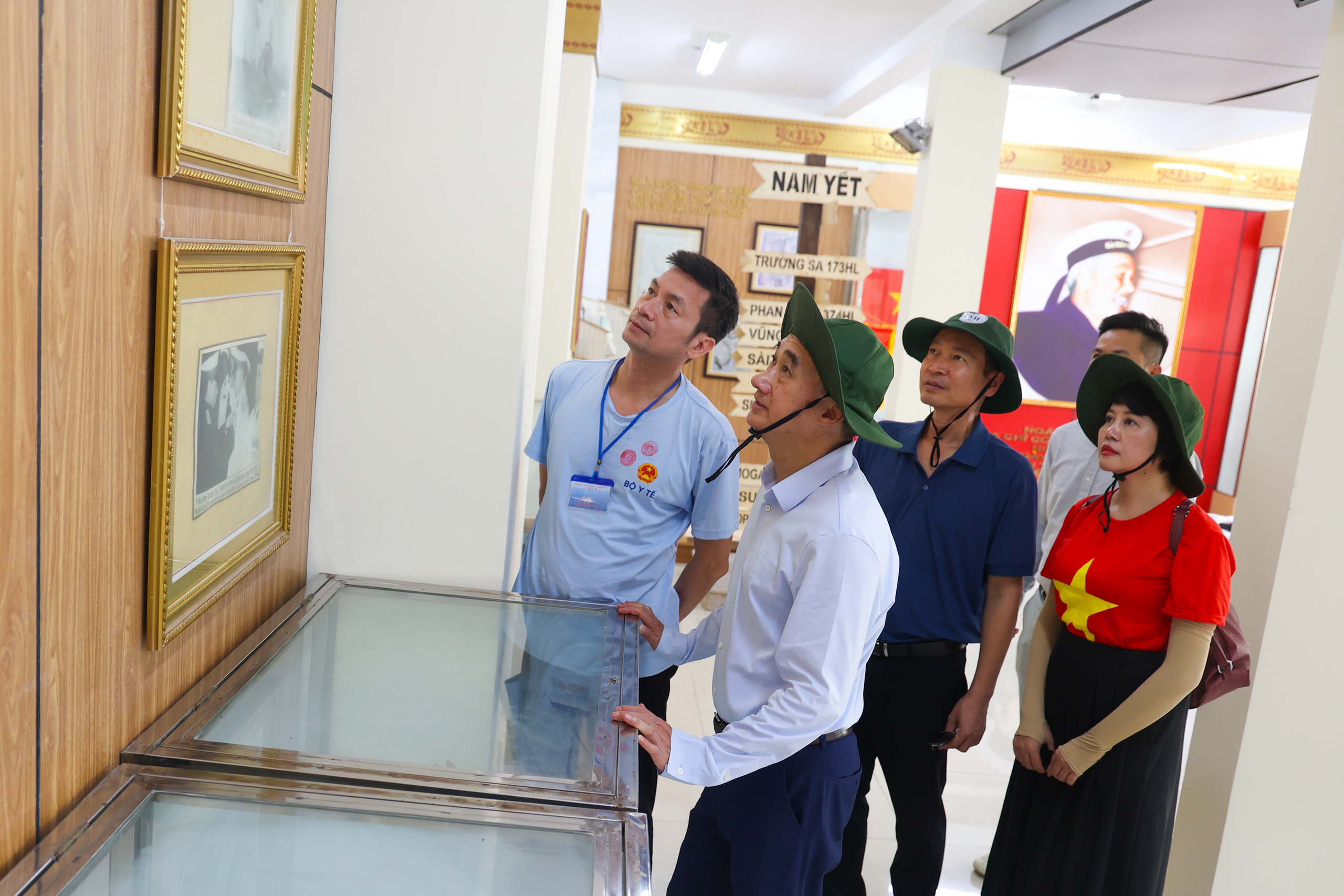 Thứ trưởng Trần Văn Thuấn: Sự cống hiến của cán bộ y tế ở Trường Sa là nguồn nội lực mạnh mẽ để phát triển hệ thống y tế biển đảo- Ảnh 12.