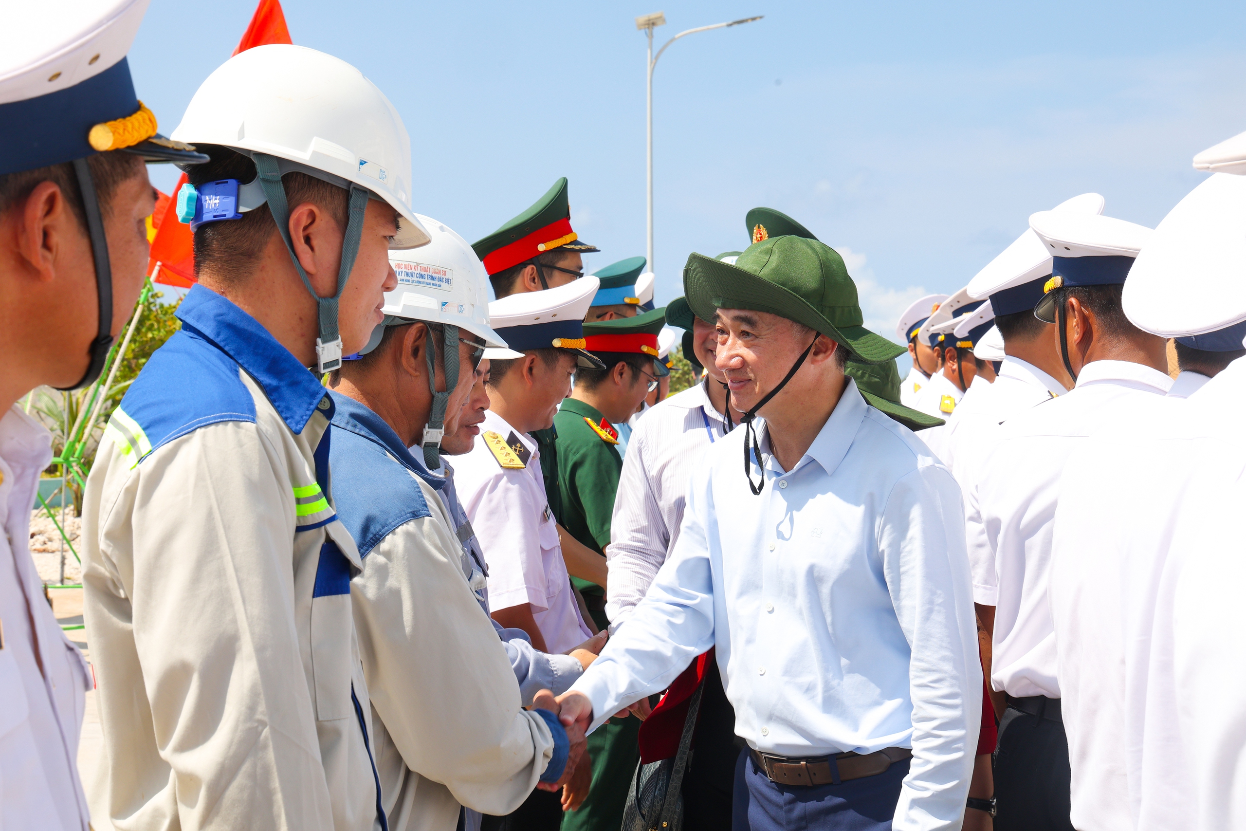 Thứ trưởng Trần Văn Thuấn: Sự cống hiến của cán bộ y tế ở Trường Sa là nguồn nội lực mạnh mẽ để phát triển hệ thống y tế biển đảo- Ảnh 4.