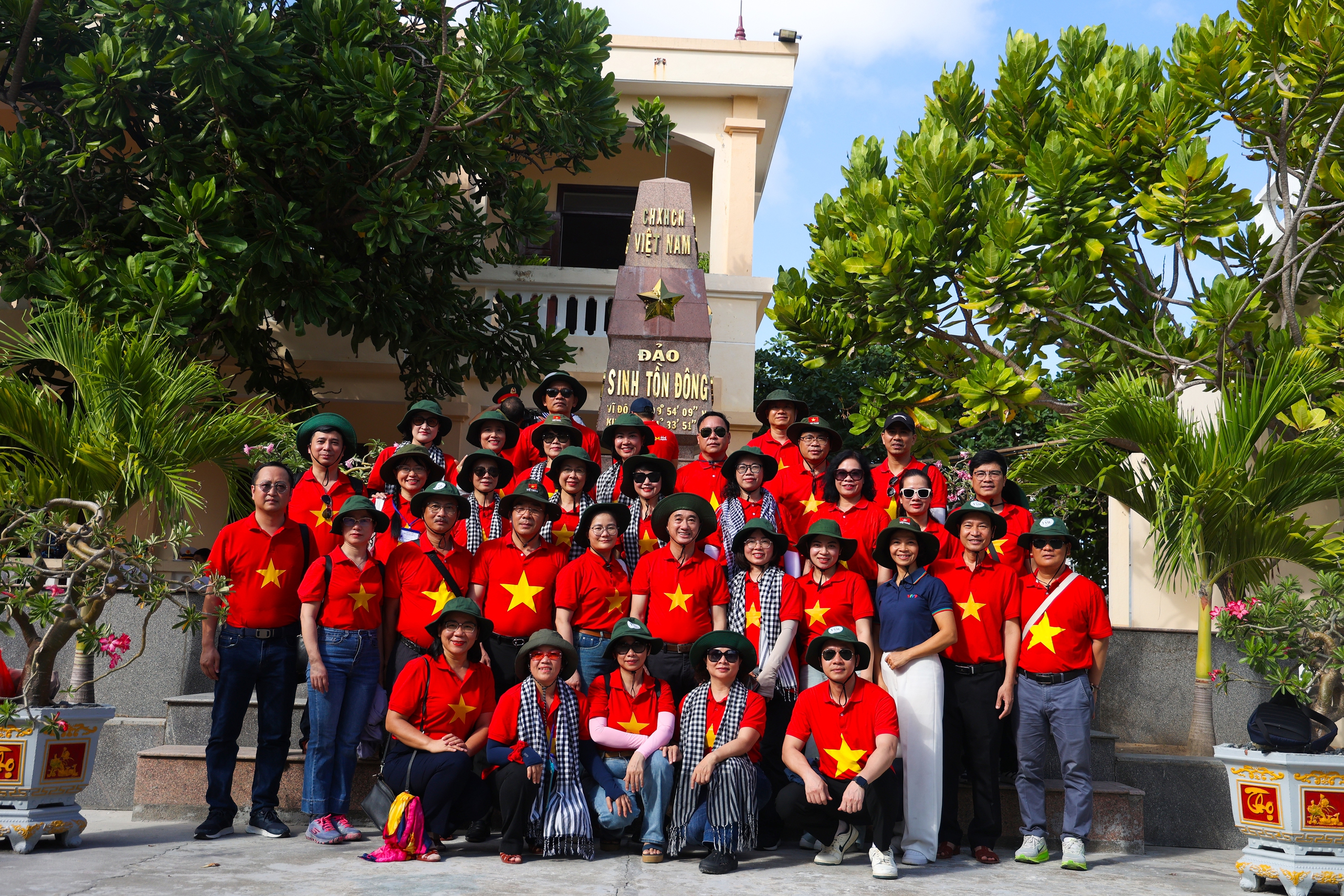 Thứ trưởng Trần Văn Thuấn: Sự cống hiến của cán bộ y tế ở Trường Sa là nguồn nội lực mạnh mẽ để phát triển hệ thống y tế biển đảo- Ảnh 10.