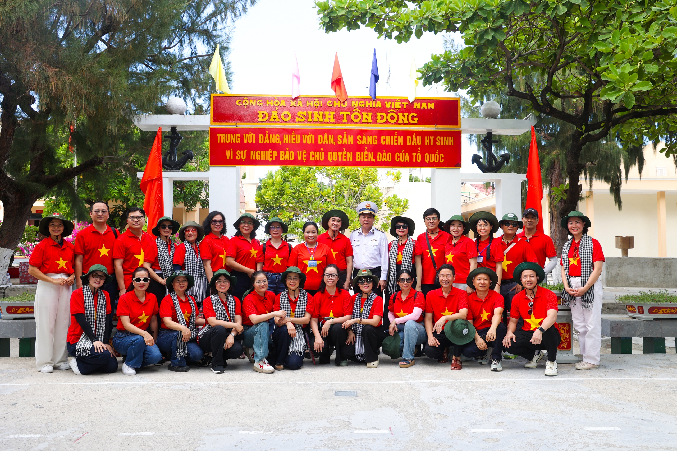 Thứ trưởng Trần Văn Thuấn: Sự cống hiến của cán bộ y tế ở Trường Sa là nguồn nội lực mạnh mẽ để phát triển hệ thống y tế biển đảo- Ảnh 14.