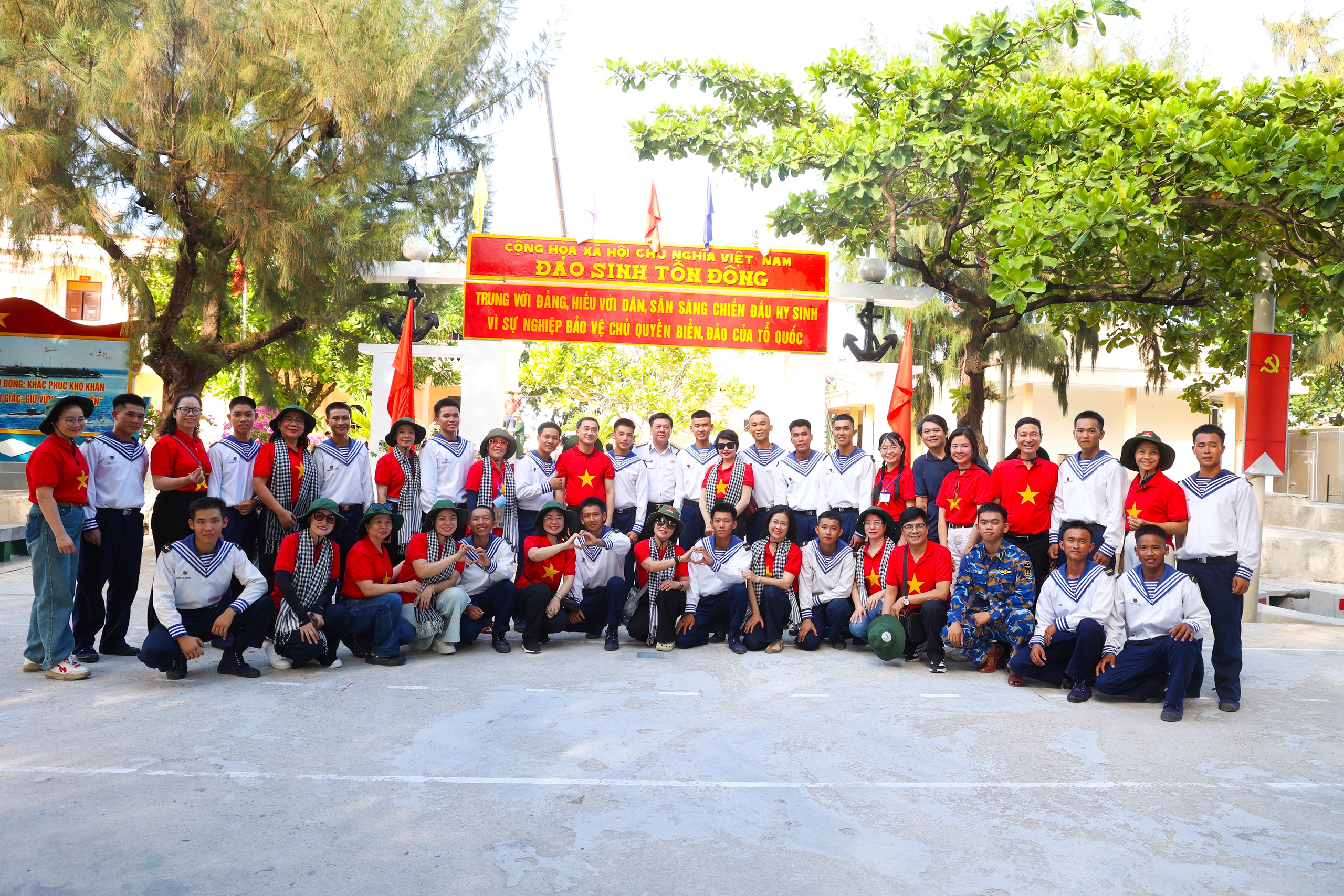 Thứ trưởng Trần Văn Thuấn: Sự cống hiến của cán bộ y tế ở Trường Sa là nguồn nội lực mạnh mẽ để phát triển hệ thống y tế biển đảo- Ảnh 13.