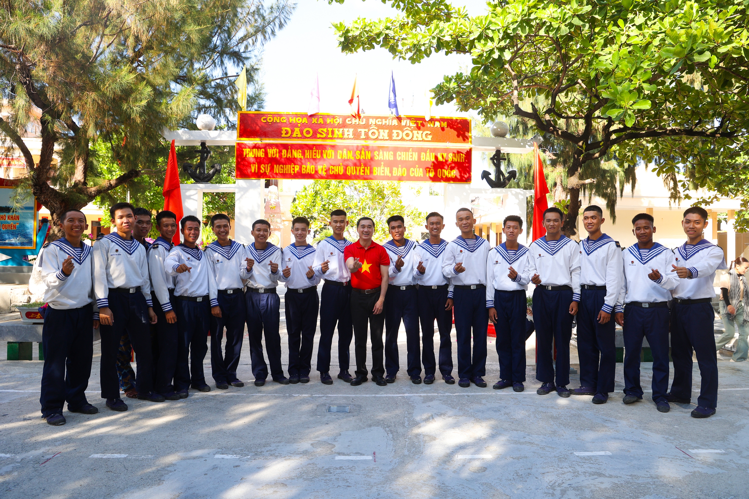 Thứ trưởng Trần Văn Thuấn: Sự cống hiến của cán bộ y tế ở Trường Sa là nguồn nội lực mạnh mẽ để phát triển hệ thống y tế biển đảo- Ảnh 9.