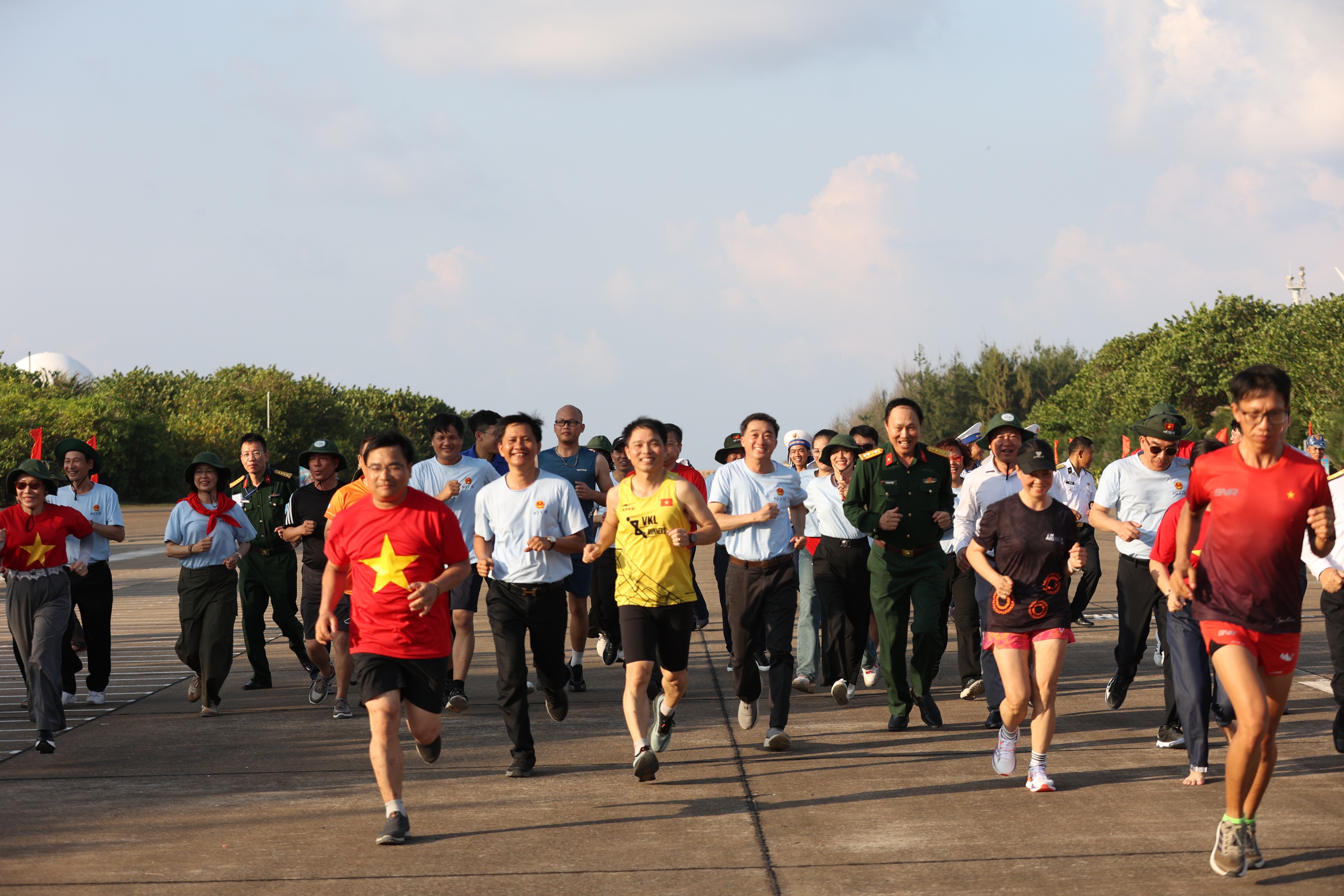 Thứ trưởng Trần Văn Thuấn: Sự cống hiến của cán bộ y tế ở Trường Sa là nguồn nội lực mạnh mẽ để phát triển hệ thống y tế biển đảo- Ảnh 6.