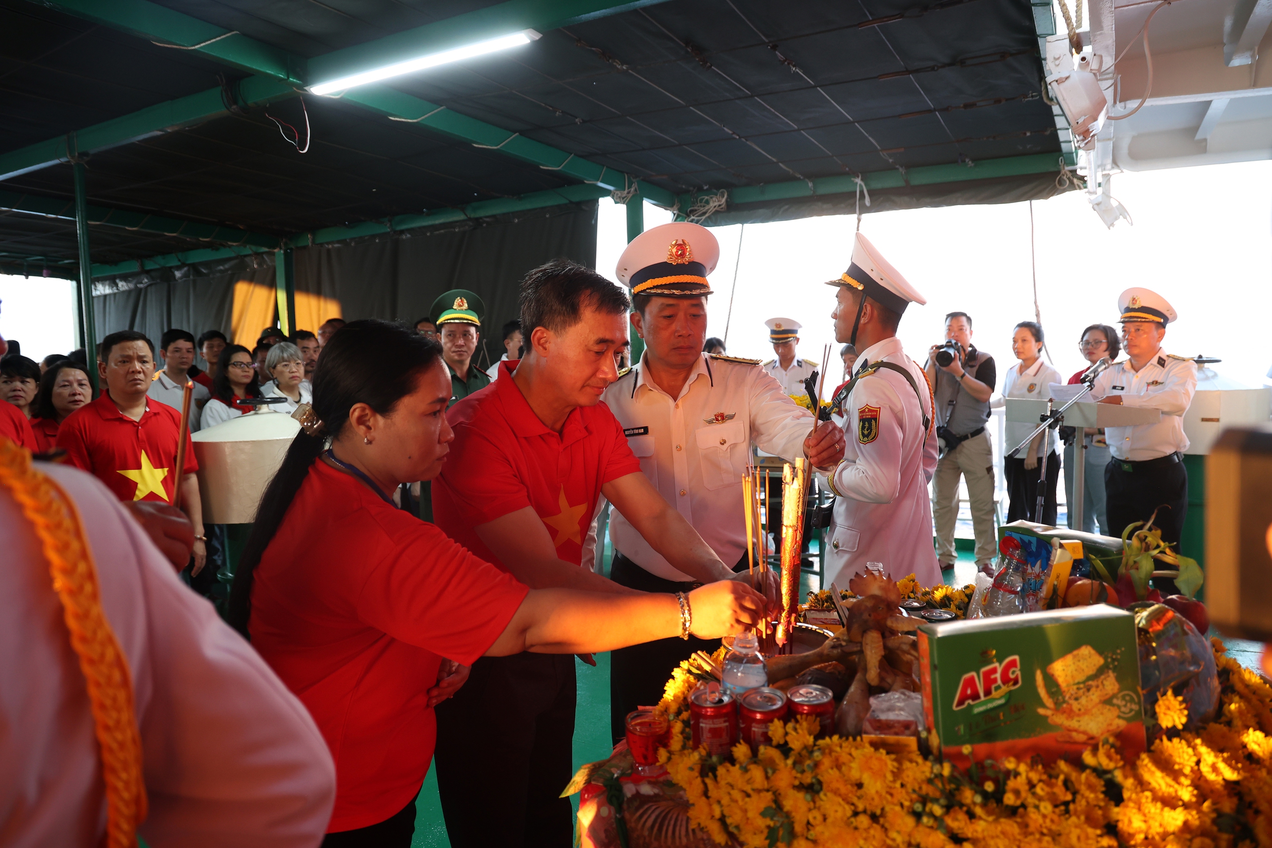 Thứ trưởng Trần Văn Thuấn: Sự cống hiến của cán bộ y tế ở Trường Sa là nguồn nội lực mạnh mẽ để phát triển hệ thống y tế biển đảo- Ảnh 2.