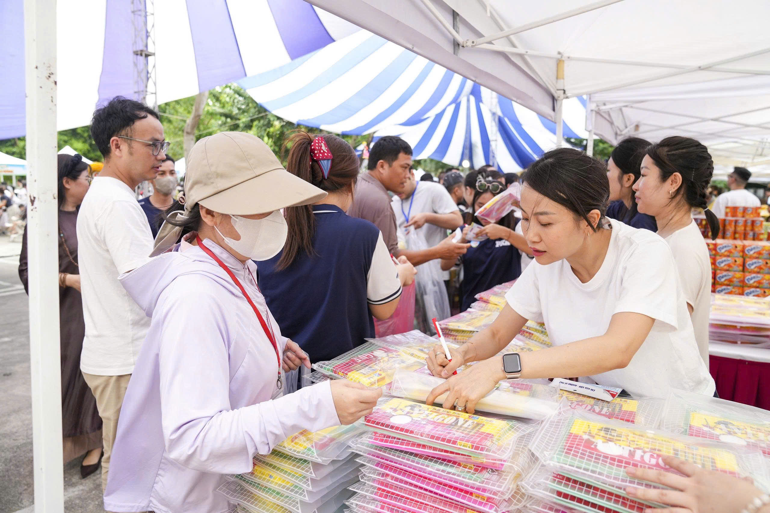 Mang Tết Thiếu nhi đủ đầy đến với những em nhỏ đang điều trị trong bệnh viện- Ảnh 5.