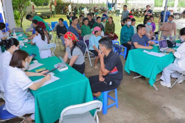 Gần 2.000 người dân vùng cao được khám sức khỏe, sàng lọc lao miễn phí