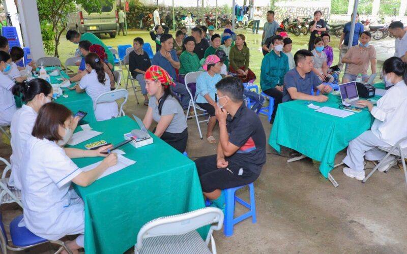 Gần 2.000 người dân vùng cao được khám sức khỏe, sàng lọc lao miễn phí