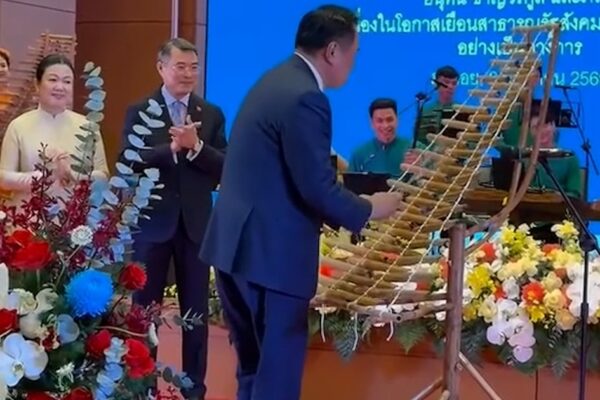 Thủ tướng Thái Lan gây bất ngờ khi chơi đàn T’rưng của Việt Nam