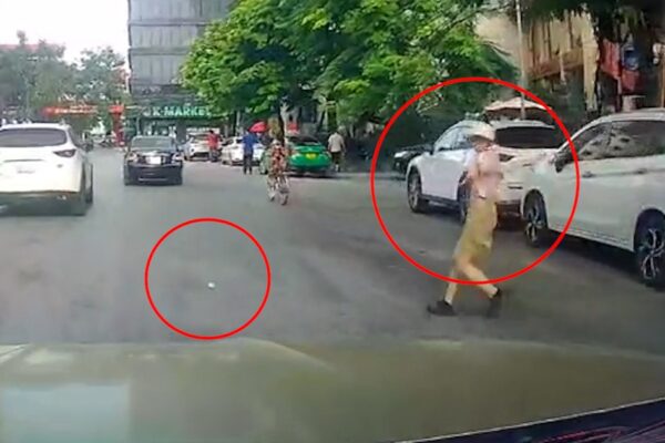 Người phụ nữ lao thẳng vào đầu ô tô chỉ để nhặt quả xoài rụng