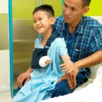 Cậu bé hát dân ca trong phòng mổ và hành trình hơn 10 năm đi tìm đôi tay lành lặn