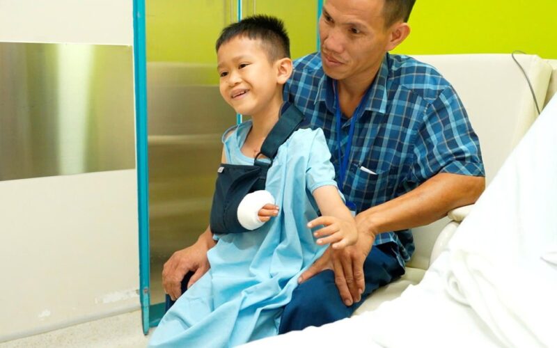 Cậu bé hát dân ca trong phòng mổ và hành trình hơn 10 năm đi tìm đôi tay lành lặn