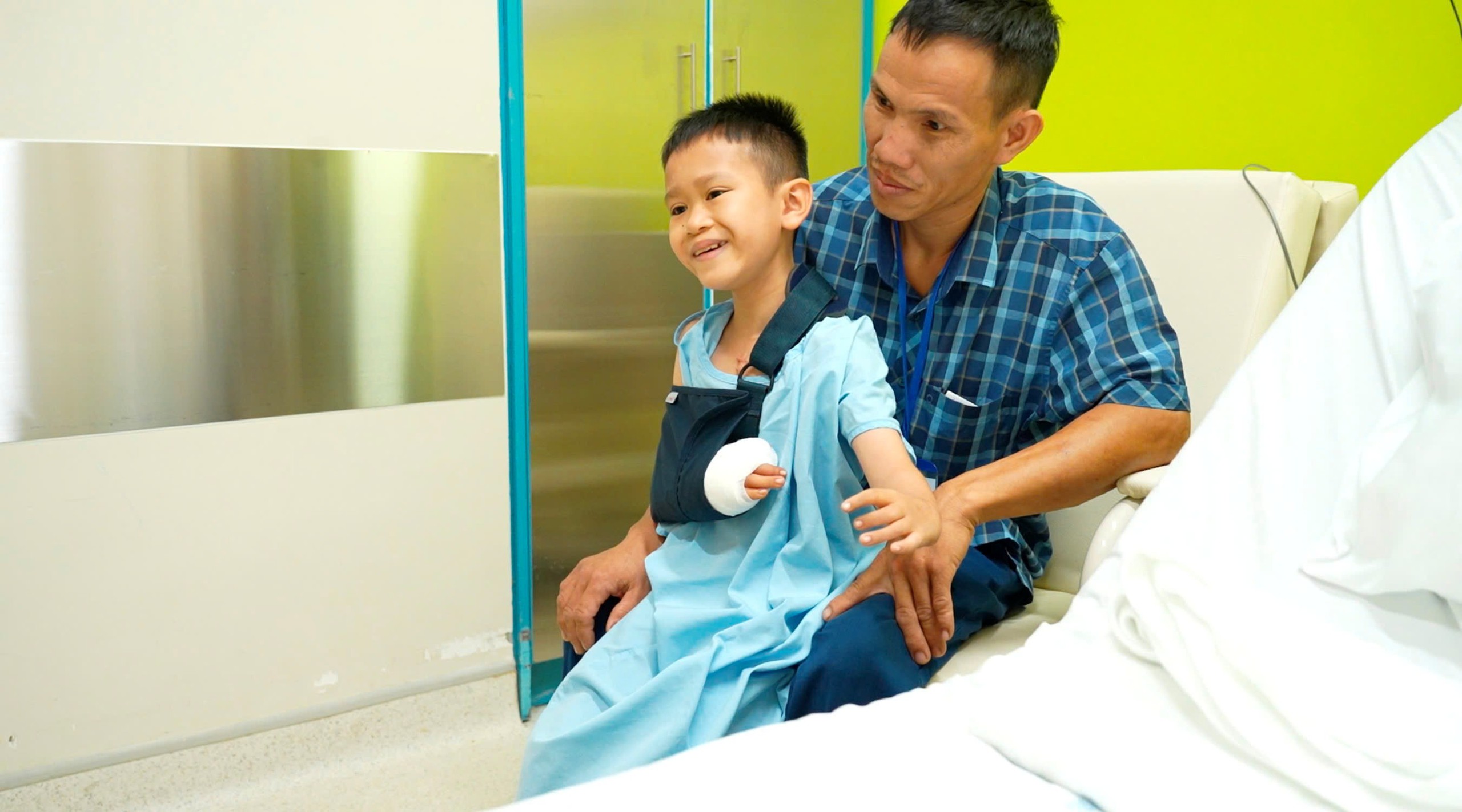 Cậu bé hát dân ca trong phòng mổ và hành trình hơn 10 năm đi tìm đôi tay lành lặn- Ảnh 1.