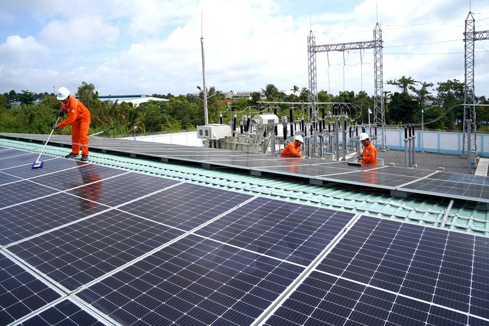 TPHCM yêu cầu tiết kiệm điện mạnh hơn trong mùa nắng nóng, khuyến khích lắp điện mặt trời mái nhà- Ảnh 2.