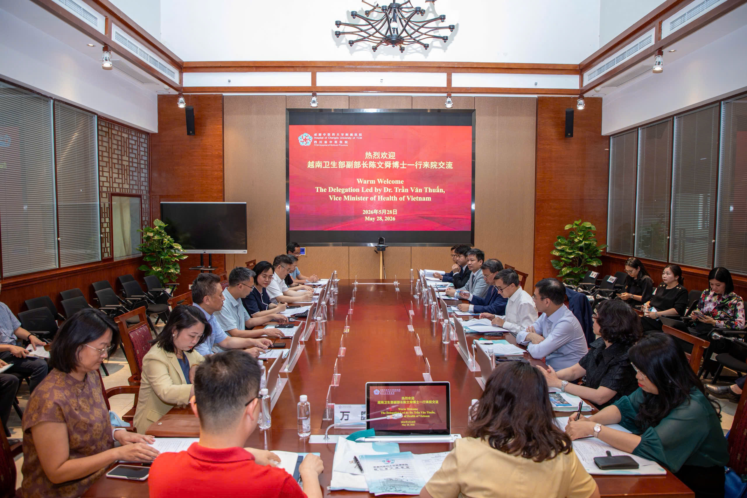 Bộ Y tế Việt Nam trao đổi kinh nghiệm phát triển y dược cổ truyền tại thành phố Thành Đô- Ảnh 1.