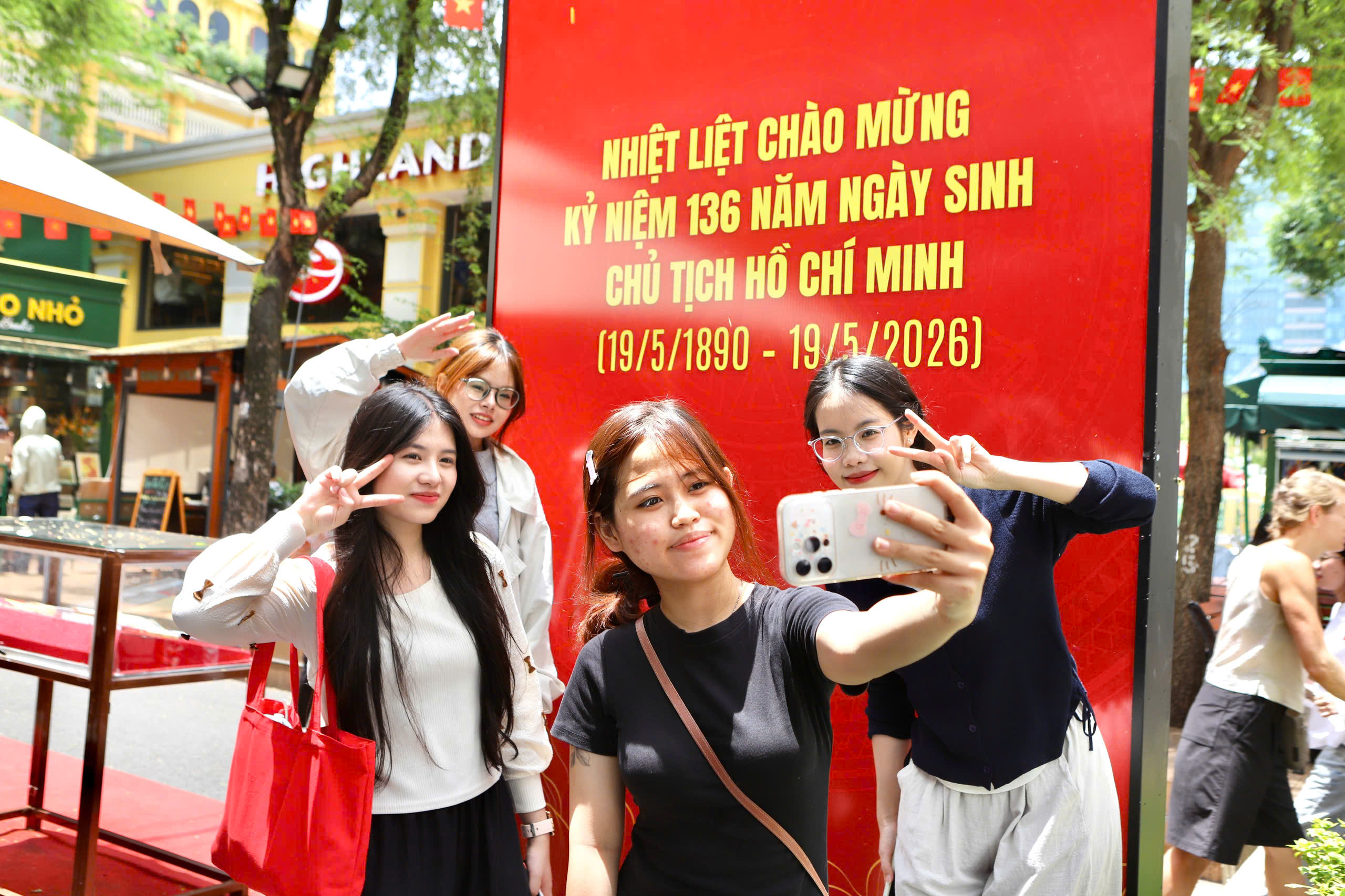trien-lam-sach-chu-tich-hcm-8-17791800350951091778272-1 Triển lãm sách về Bác Hồ tại Đường sách TPHCM hút khách đến tham quan- Ảnh 7.