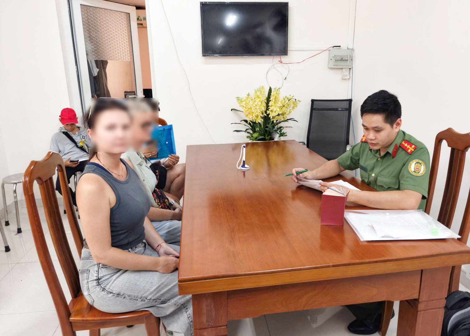 Khánh Hòa trục xuất 8 người nước ngoài vi phạm xuất nhập cảnh- Ảnh 1.
