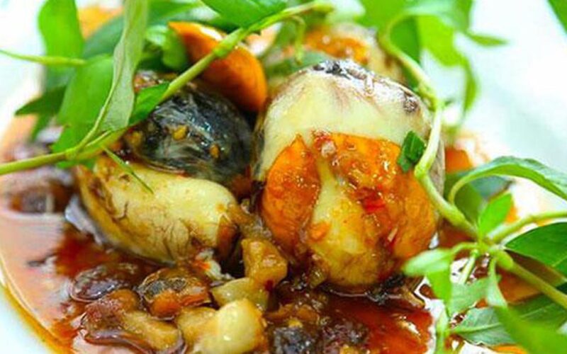 Những thực phẩm nên và không nên ăn cùng trứng vịt lộn