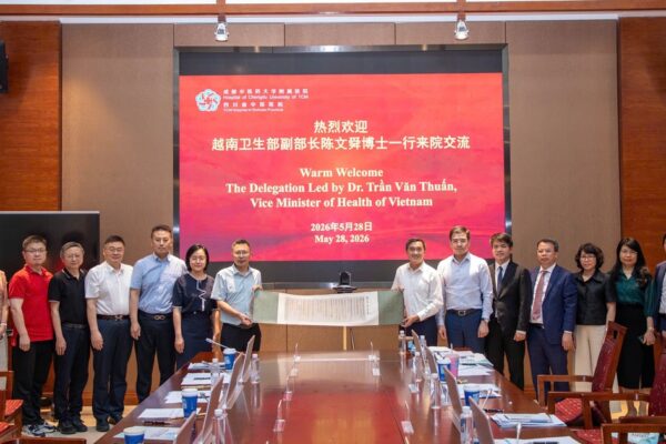 Bộ Y tế Việt Nam trao đổi kinh nghiệm phát triển y dược cổ truyền tại thành phố Thành Đô