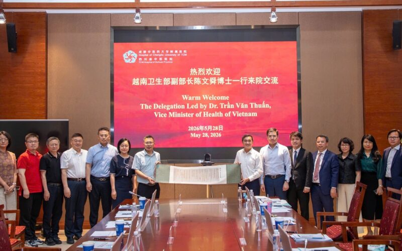 Bộ Y tế Việt Nam trao đổi kinh nghiệm phát triển y dược cổ truyền tại thành phố Thành Đô