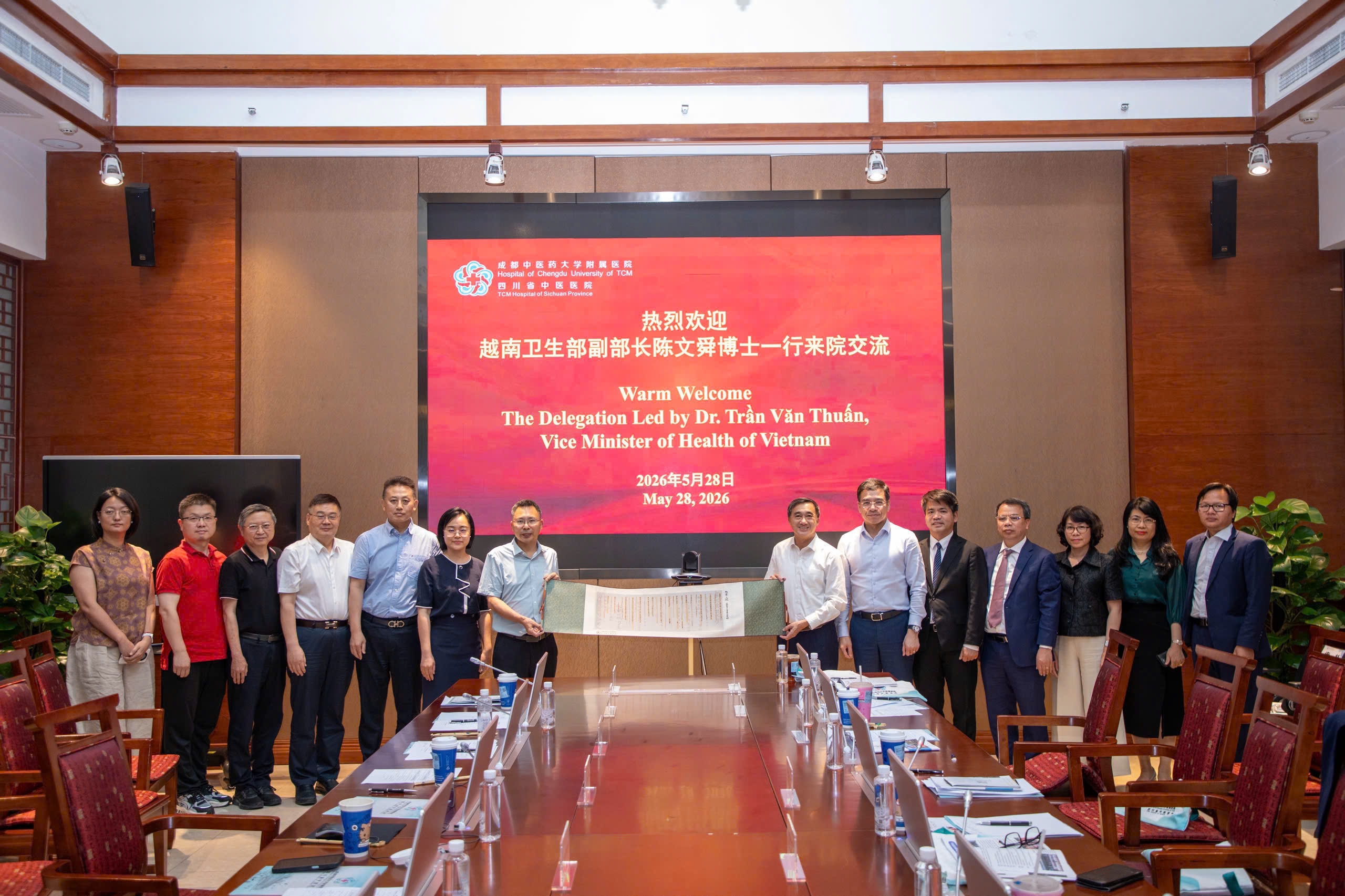 Bộ Y tế Việt Nam trao đổi kinh nghiệm phát triển y dược cổ truyền tại thành phố Thành Đô- Ảnh 2.