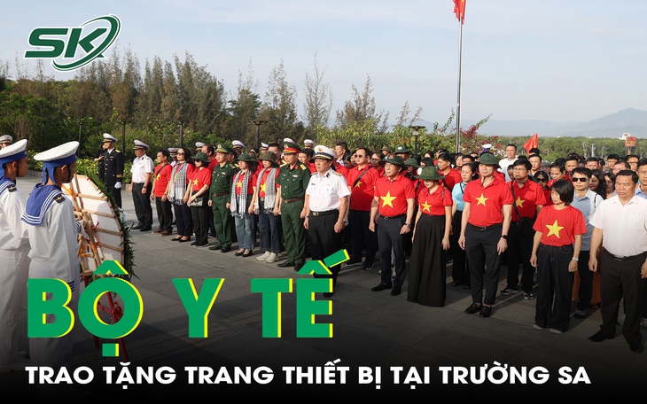 Đoàn đại biểu Bộ Y tế trao tặng trang thiết bị và nhu yếu phẩm thiết yếu tại Trường Sa