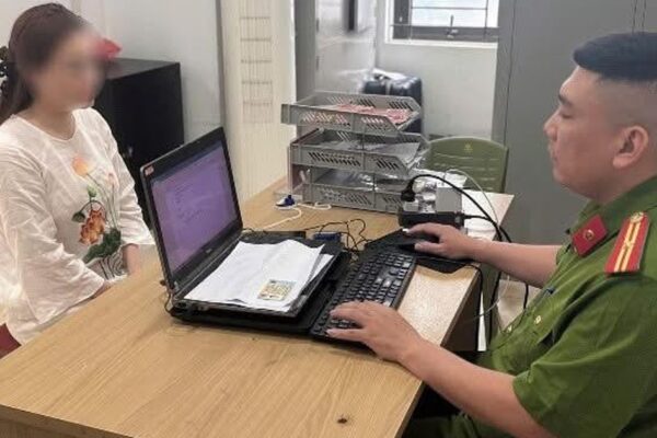 Công an lập hồ sơ xử lý người phụ nữ liên tục chửi, tát tài xế ô tô giữa đường