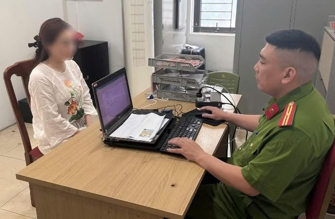 unnamed-16-17791865410731056161557 Công an lập hồ sơ xử lý người phụ nữ liên tục chửi, tát tài xế ô tô giữa đường- Ảnh 2.