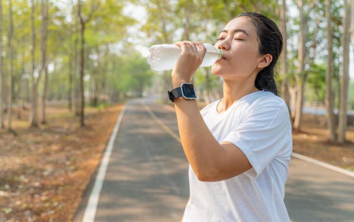 Nắng nóng đỉnh điểm - nên uống nước như thế nào để đảm bảo sức khỏe?