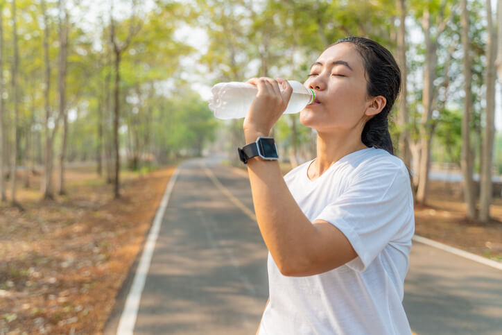 Nắng nóng đỉnh điểm - nên uống nước như thế nào để đảm bảo sức khỏe?- Ảnh 1.