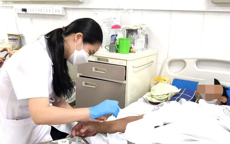Rút 2,5 lít dịch màng phổi cứu nam bệnh nhân xơ gan suýt mất mạng vì thuốc Nam
