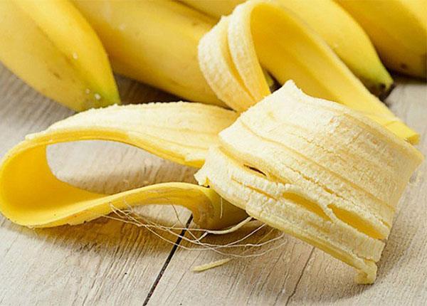 5 cách đơn giản dùng vỏ chuối dưỡng ẩm tóc khô xơ tại nhà- Ảnh 1.