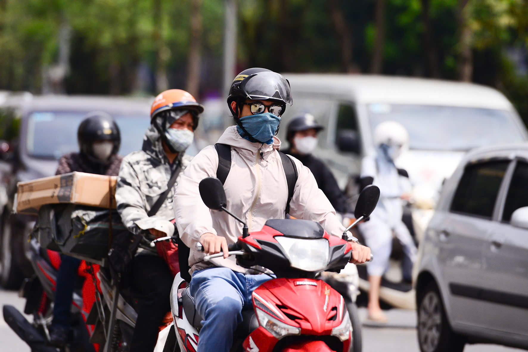 z65799506369163dacfbff80e32b0651dc43828a1a98e2-1779595830057149463307 Hà Nội nóng nhất cả nước, mức nhiệt từng khu vực thế nào?- Ảnh 1.