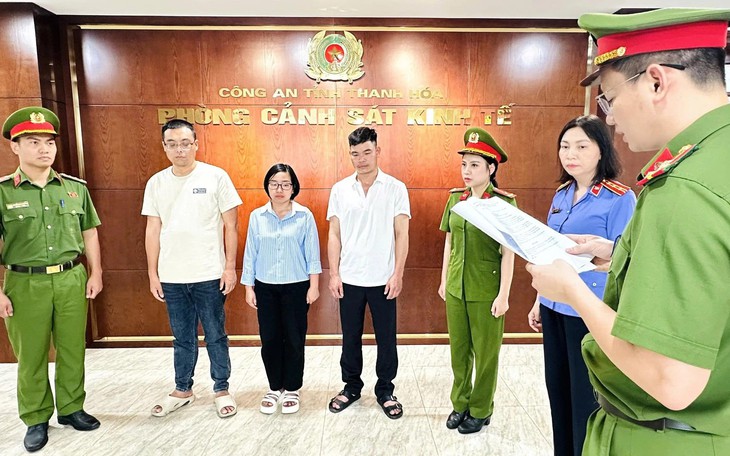 Bắt quả tang xe tải đổ bùn thải trái phép ra khu vực bờ đê- Ảnh 2.