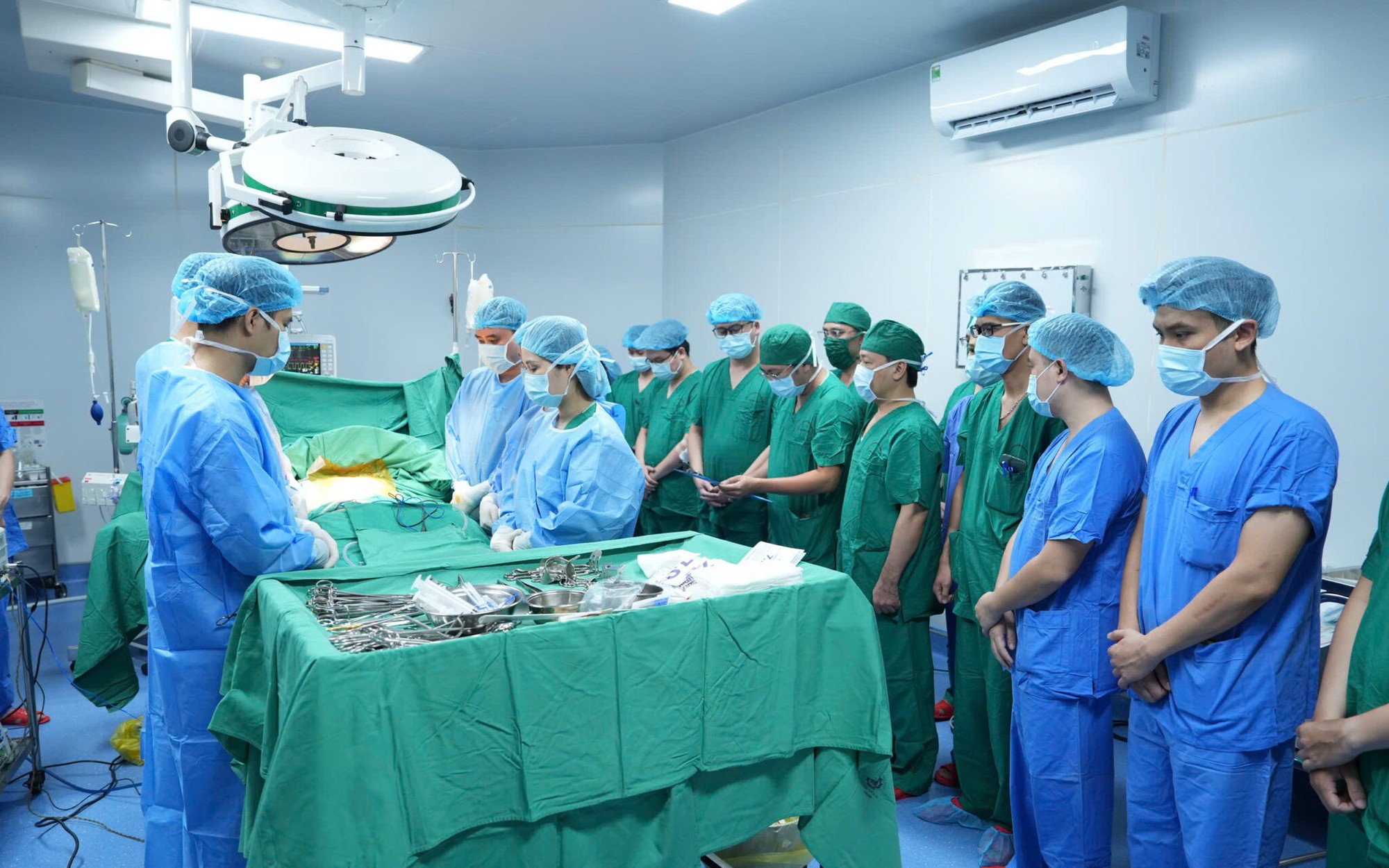 Lần đầu tiên ghép giác mạc từ người hiến chết não tại BVĐK Quảng Ninh- Ảnh 4.