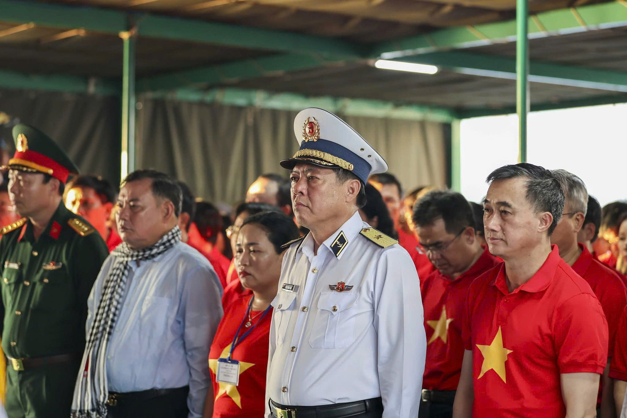 Thứ trưởng Trần Văn Thuấn: Sự cống hiến của cán bộ y tế ở Trường Sa là nguồn nội lực mạnh mẽ để phát triển hệ thống y tế biển đảo- Ảnh 1.