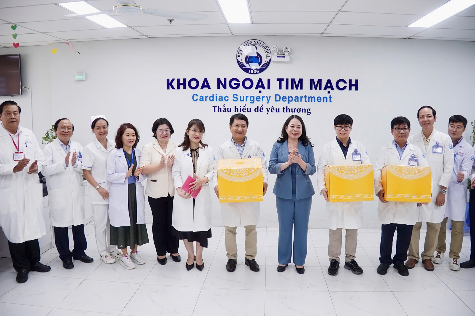 Phó Chủ tịch nước Võ Thị Ánh Xuân thăm, động viên bệnh nhi tại Bệnh viện Nhi đồng 1- Ảnh 2.