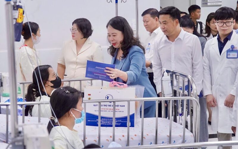 Phó Chủ tịch nước Võ Thị Ánh Xuân thăm, động viên bệnh nhi tại Bệnh viện Nhi đồng 1
